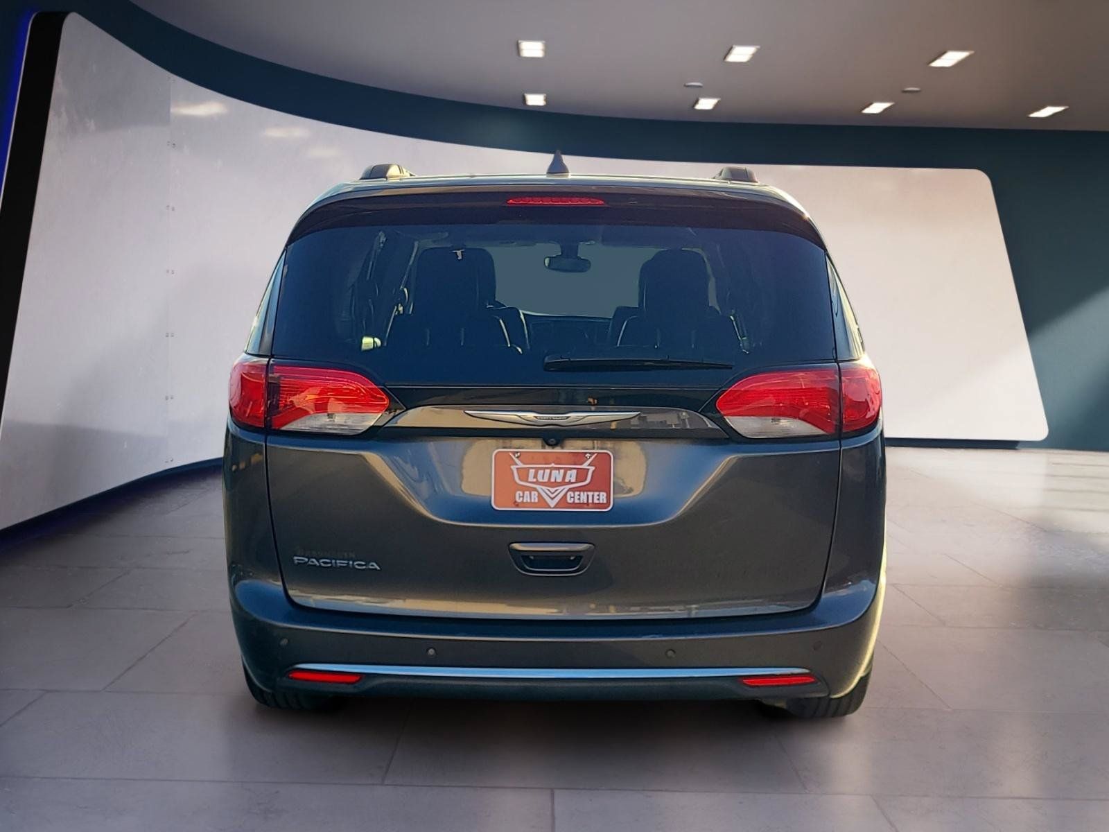 Used 2017 Chrysler Pacifica Touring-L FWD image 4