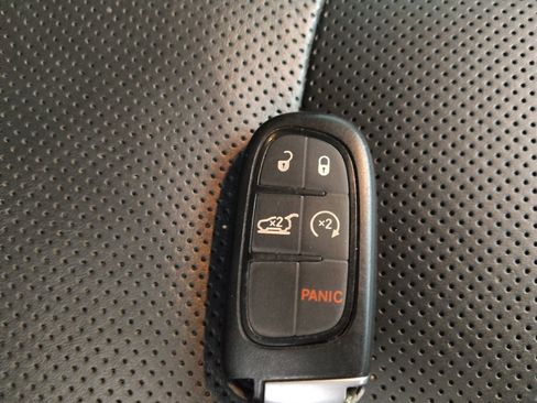 Used 2021 Jeep Cherokee Latitude Lux w/ Comfort/Convenience Group AWD/4WD image 32