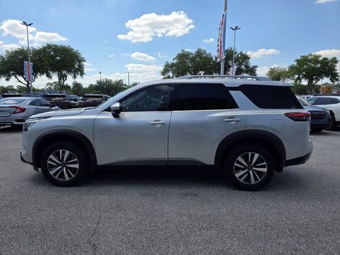Used 2024 Nissan Pathfinder SL FWD image 5