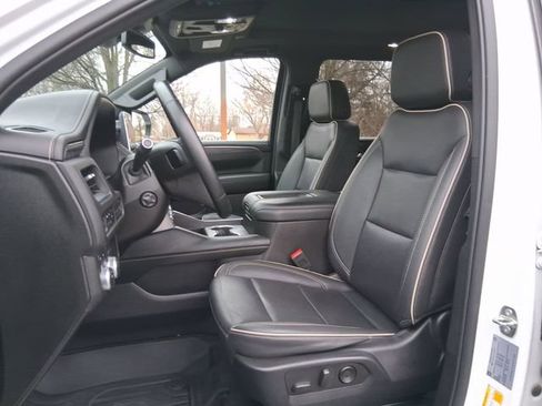 Used 2023 GMC Yukon XL SLT w/ SLT Premium Package image 11