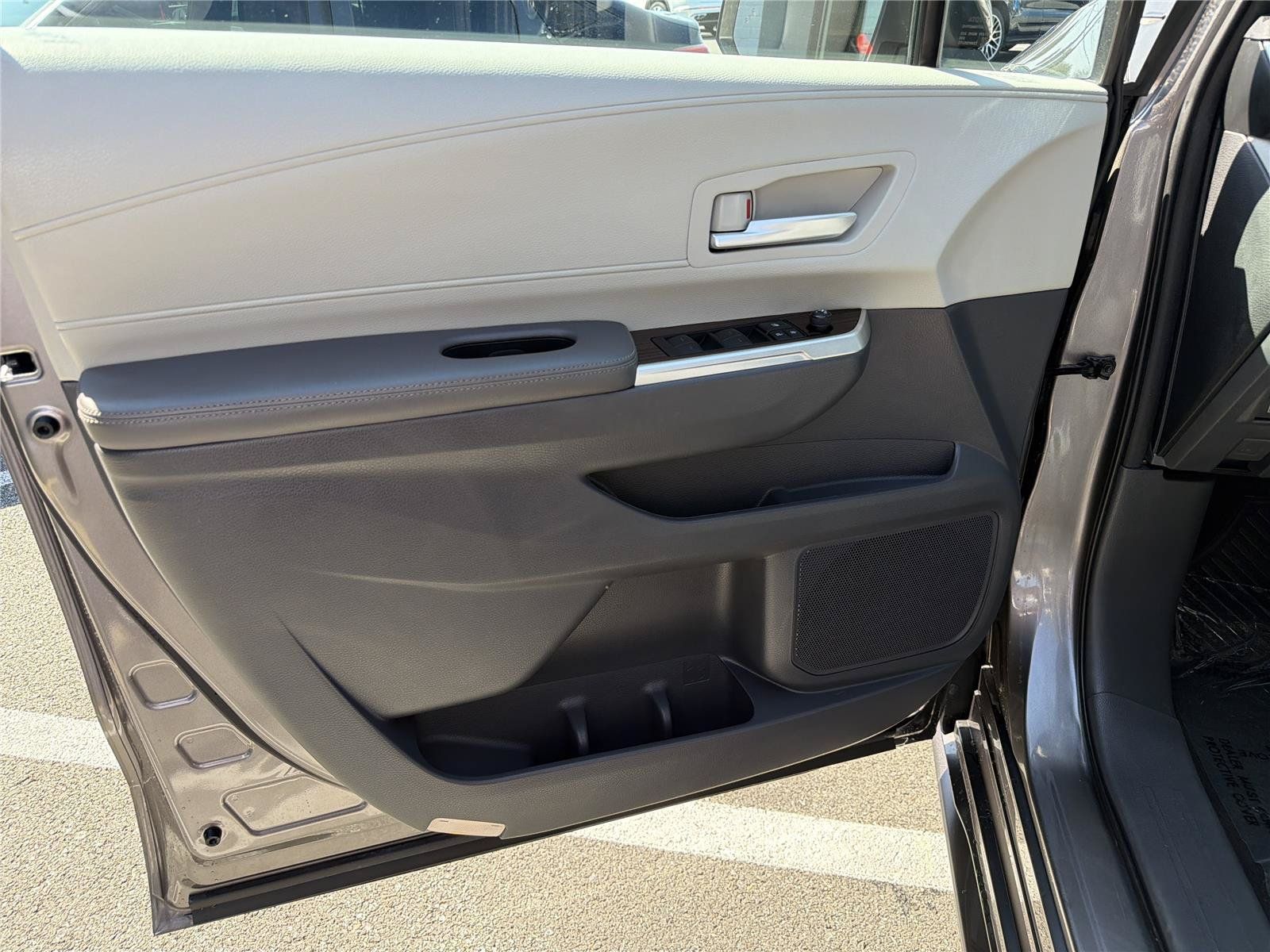 Used 2021 Toyota Sienna XLE FWD image 11