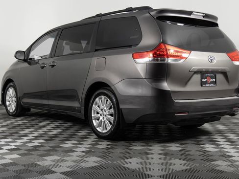 Used 2013 Toyota Sienna XLE image 4