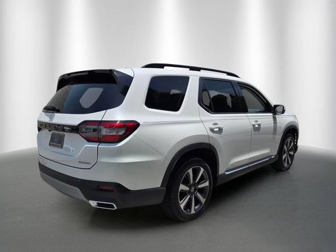 Used 2025 Honda Pilot Touring image 3
