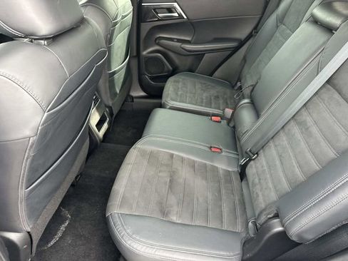 Used 2023 Mitsubishi Outlander SE image 18