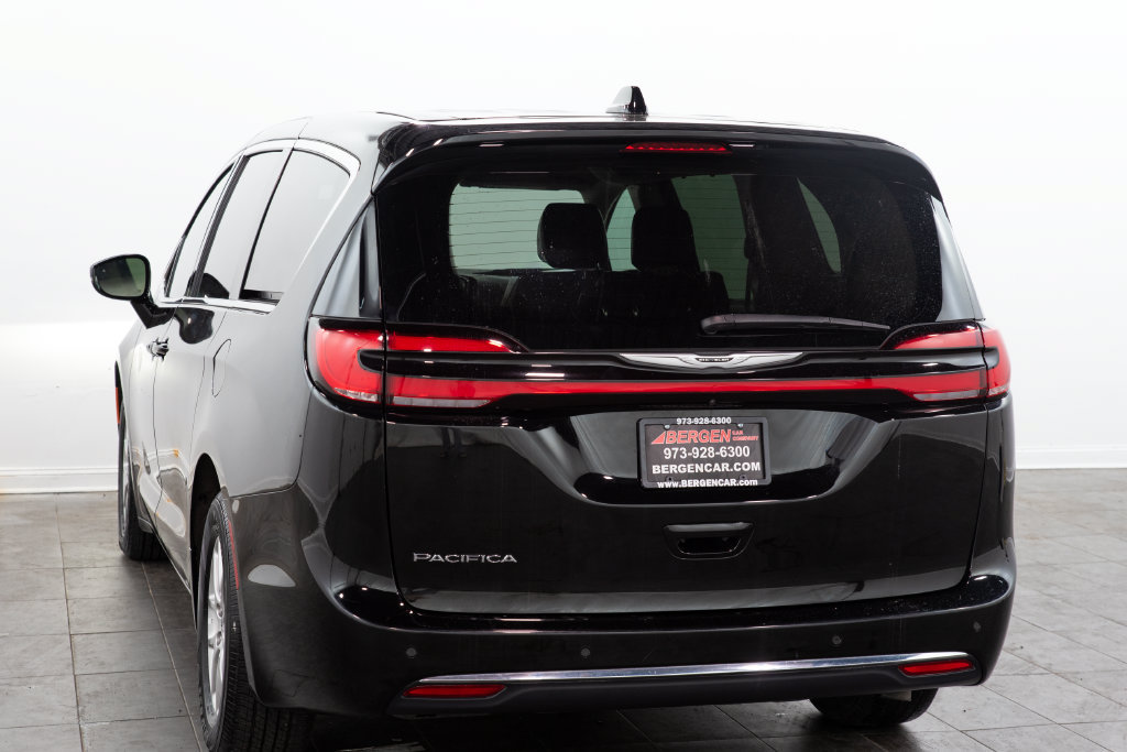 Used 2024 Chrysler Pacifica Touring-L FWD image 11