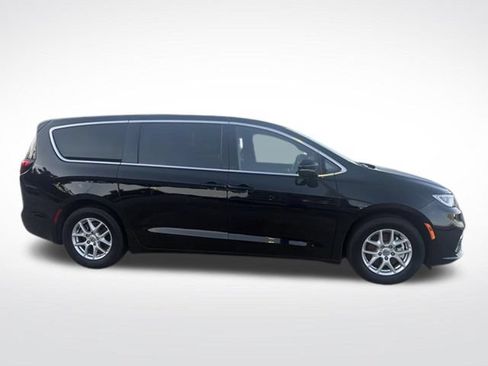 Used 2025 Chrysler Pacifica Select FWD image 3