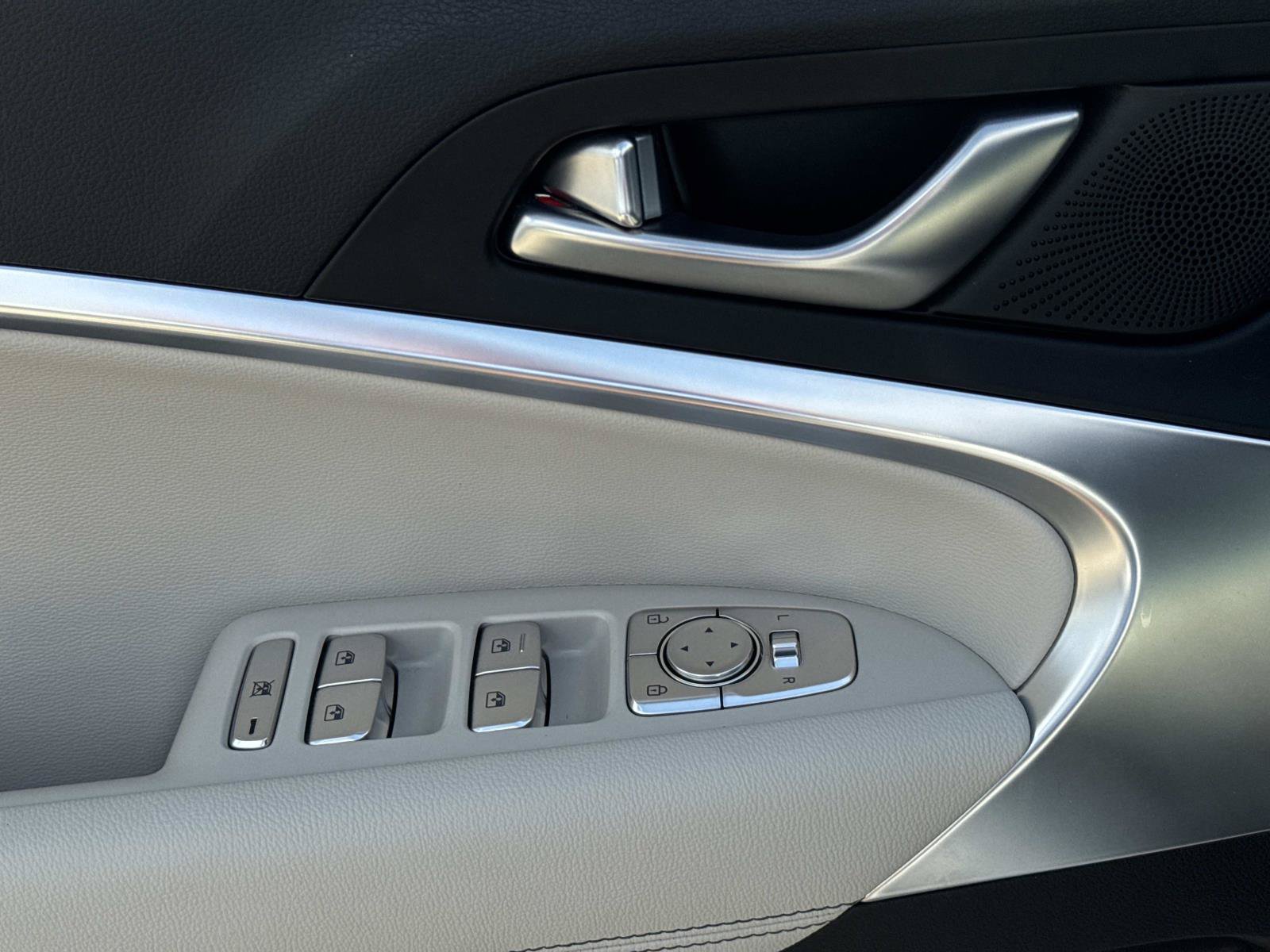 Used 2025 Genesis G70 2.5T RWD image 18