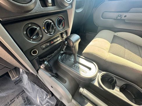 Used 2010 Jeep Wrangler Unlimited Rubicon AWD/4WD image 32