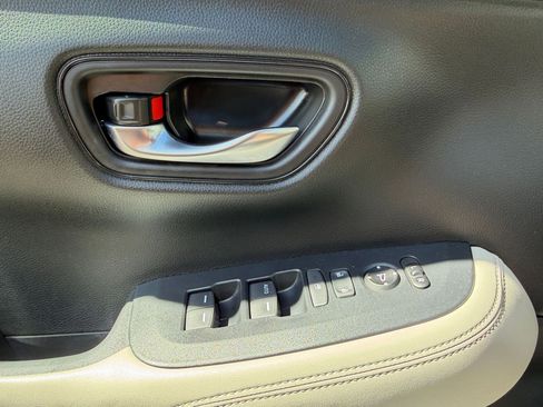 Used 2025 Honda HR-V LX image 18