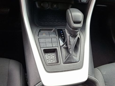 Used 2020 Toyota RAV4 LE AWD/4WD image 16
