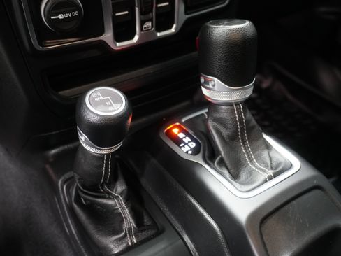 Used 2020 Jeep Wrangler Unlimited Sahara image 23