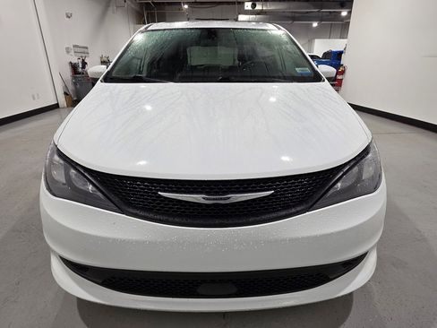 Used 2022 Chrysler Voyager LX image 7