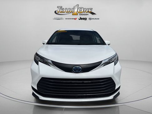 Used 2023 Toyota Sienna LE FWD image 3