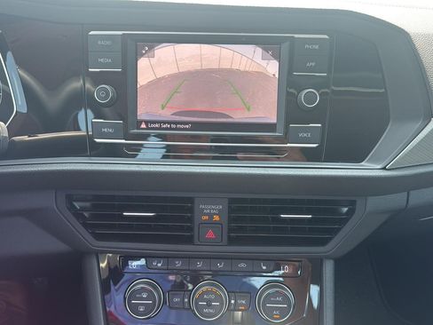 Used 2020 Volkswagen Jetta SE w/ SE Cold Weather Package FWD image 16