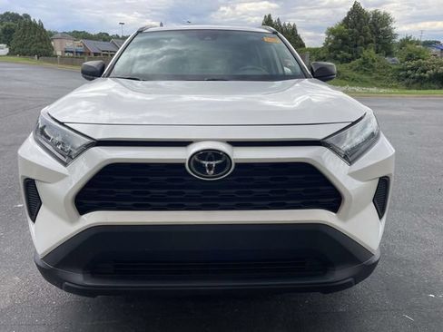 Used 2021 Toyota RAV4 LE FWD image 4