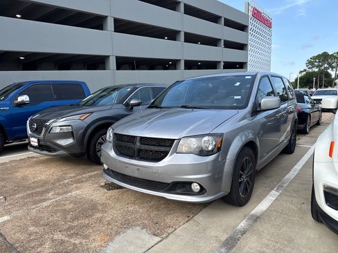 Used 2018 Dodge Grand Caravan SE FWD image 4