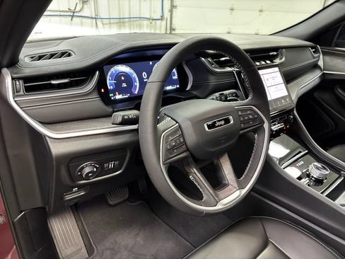 Used 2025 Jeep Grand Cherokee Limited AWD/4WD image 17
