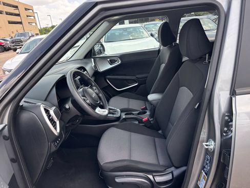 Used 2025 Kia Soul LX w/ LX Technology Package FWD image 24