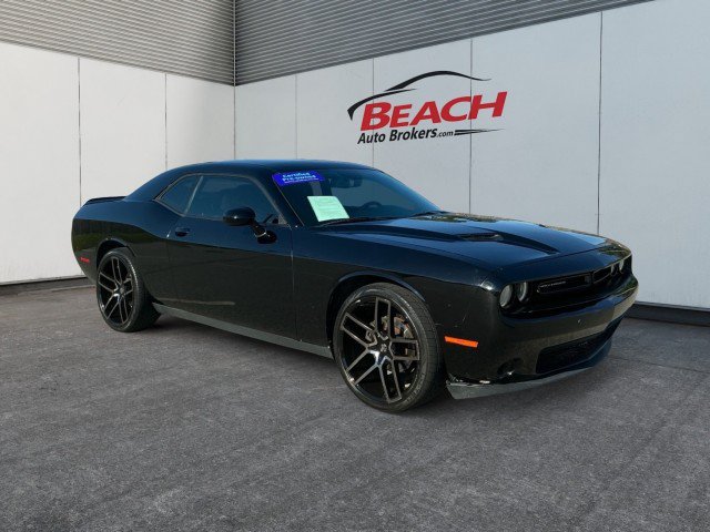 Used 2018 Dodge Challenger SXT RWD image 3