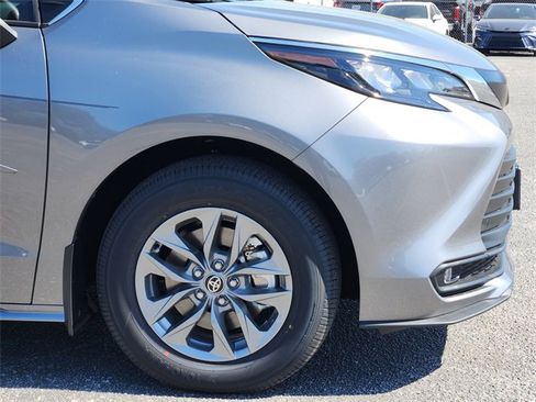 New 2026 Toyota Sienna XLE image 5