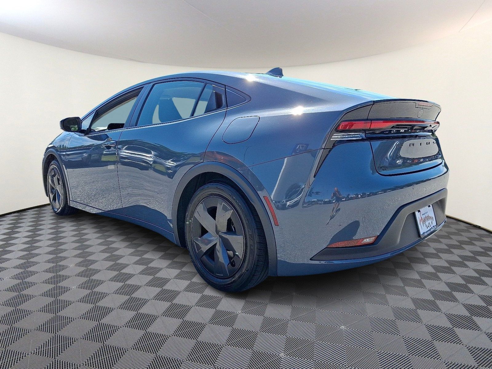 Used 2024 Toyota Prius LE FWD image 4