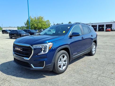 Used 2023 GMC Terrain SLE w/ Driver Convenience Package AWD/4WD image 3