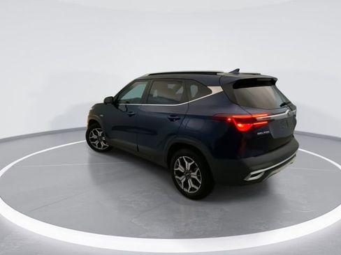Used 2021 Kia Seltos EX image 2