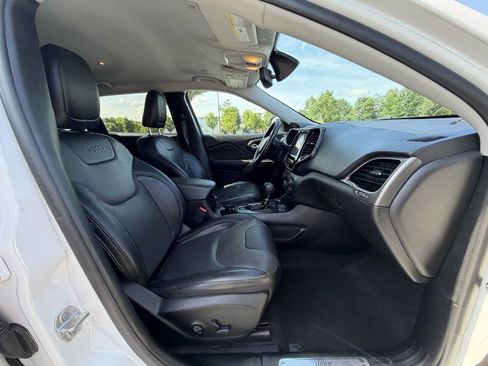 Used 2019 Jeep Cherokee Limited AWD/4WD image 16