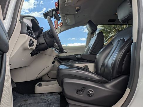 Used 2023 Chrysler Pacifica Touring-L FWD image 20