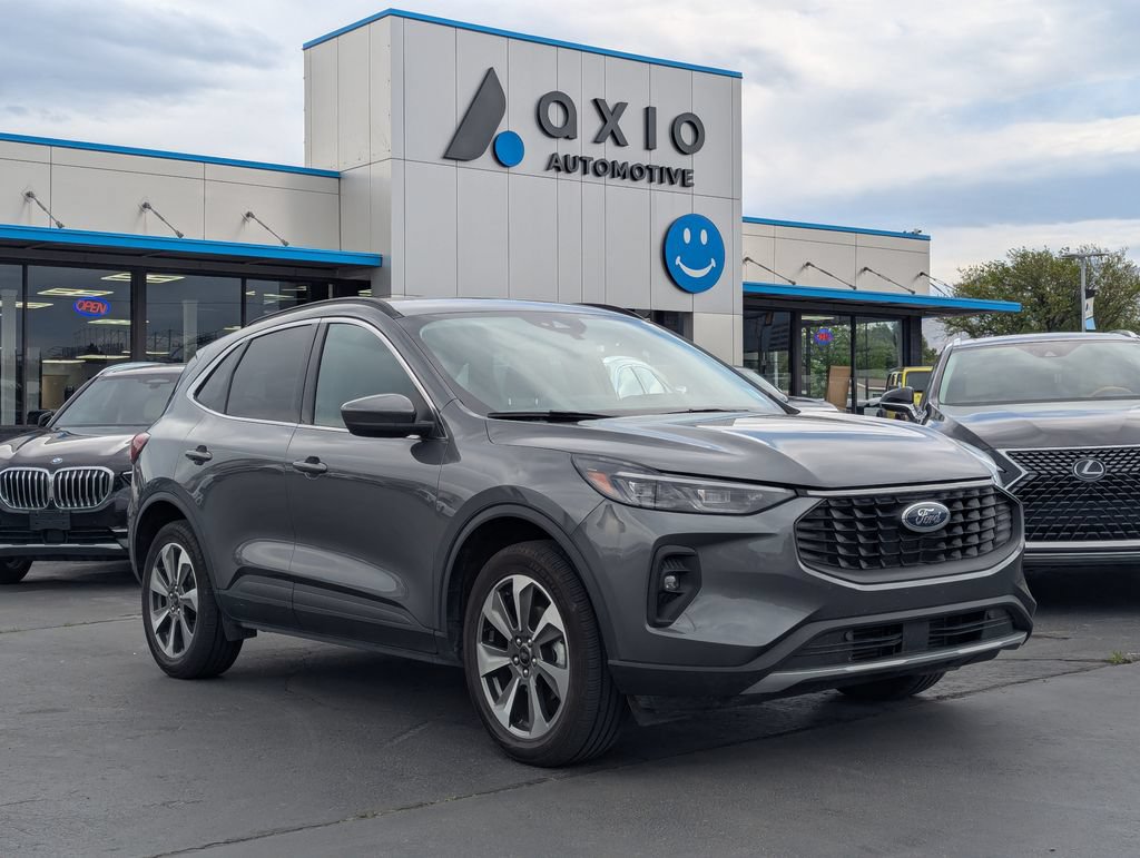 Used 2025 Ford Escape Platinum AWD/4WD image 1