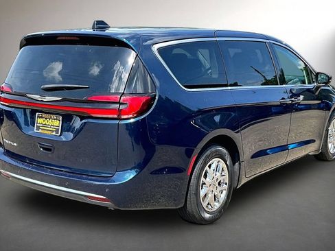Used 2023 Chrysler Pacifica Touring-L FWD image 5