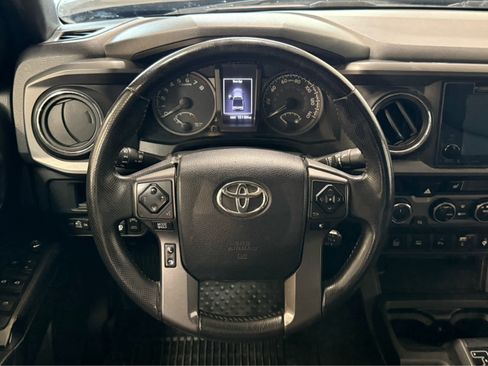 Used 2017 Toyota Tacoma TRD Off-Road AWD/4WD image 17
