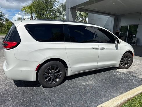 Used 2021 Chrysler Pacifica Touring-L w/ Uconnect Theater Family Group FWD image 3