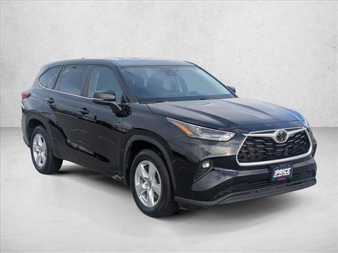 Used 2023 Toyota Highlander XLE image 3