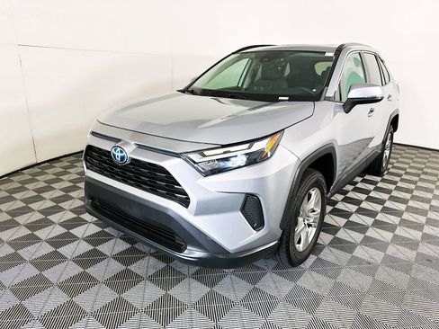 Used 2022 Toyota RAV4 XLE w/ Convenience Package FWD image 7