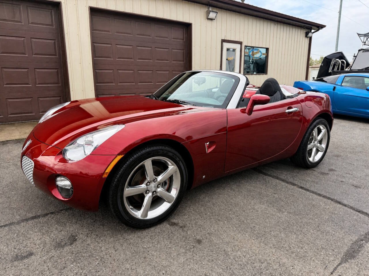 Used 2009 Pontiac Solstice Convertible w/ Preferred Package RWD image 1