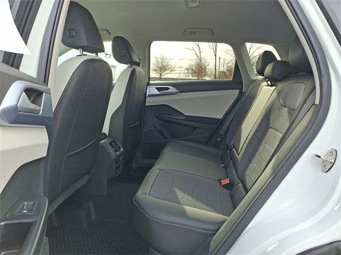 New 2026 Volkswagen Taos SE image 5