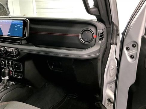 Used 2024 Jeep Wrangler Unlimited Rubicon w/ Technology Group AWD/4WD image 18