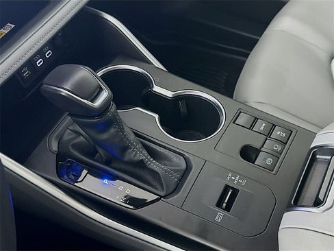 Used 2025 Toyota Highlander XLE image 16