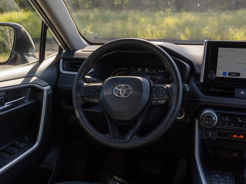 Used 2025 Toyota RAV4 XLE AWD/4WD image 20