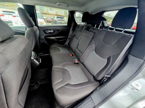 Used 2019 Jeep Cherokee Latitude w/ Popular Appearance Group image 26