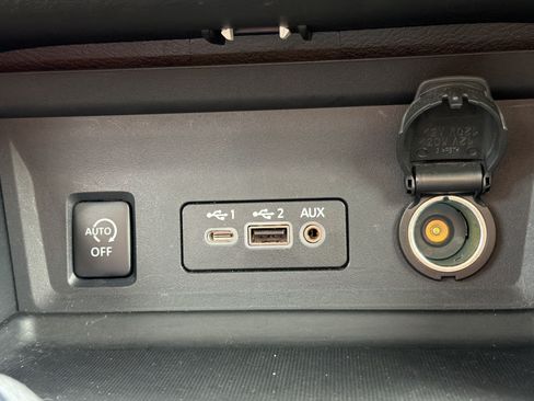 Used 2024 Nissan Sentra SR w/ SR Premium Package FWD image 9