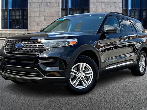 Certified 2023 Ford Explorer XLT w/ Class IV Trailer Tow Package image 2