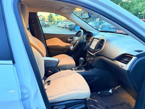Used 2016 Jeep Cherokee Latitude w/ Cold Weather Group FWD image 19