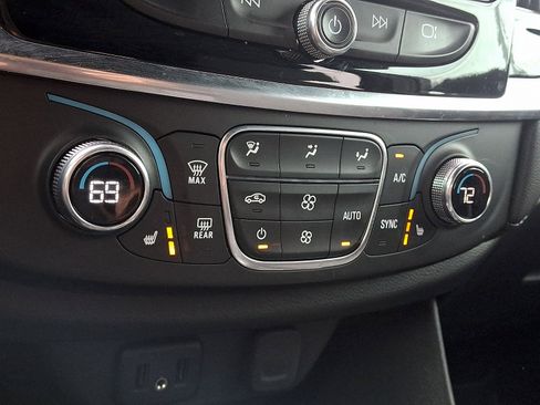 Used 2023 Chevrolet Traverse LT w/ Midnight/Sport Edition AWD/4WD image 17