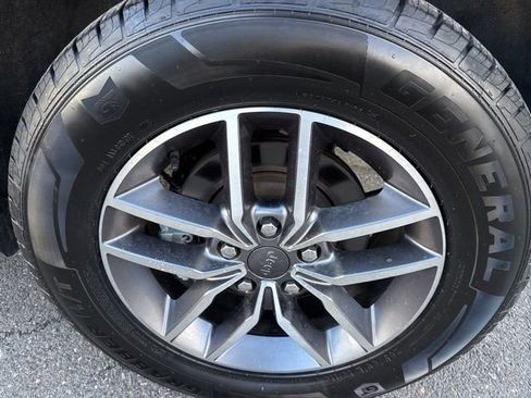 Used 2022 Jeep Grand Cherokee Limited image 10