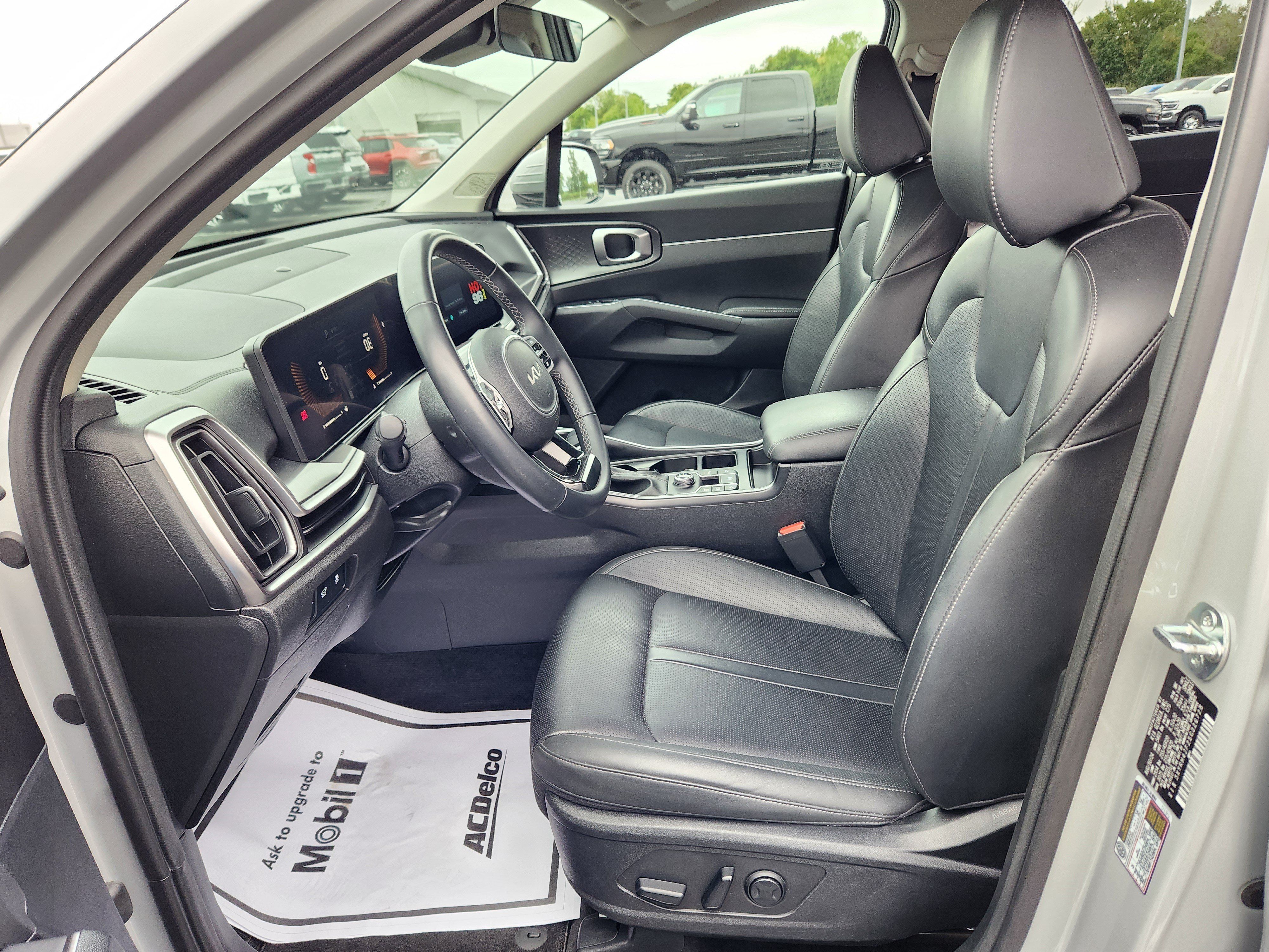 Used 2025 Kia Sorento EX FWD image 13