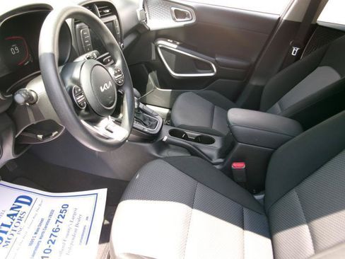 Used 2025 Kia Soul LX w/ LX Technology Package FWD image 13