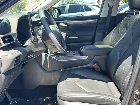 Used 2024 Toyota Highlander Platinum FWD image 27