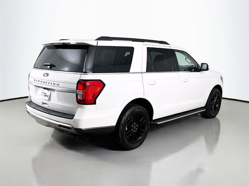 Used 2023 Ford Expedition XLT image 9